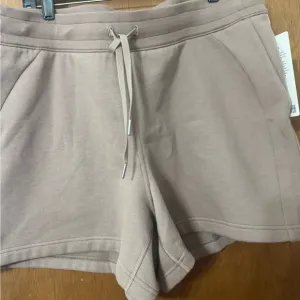 NWT Lululemon scuba short 5”