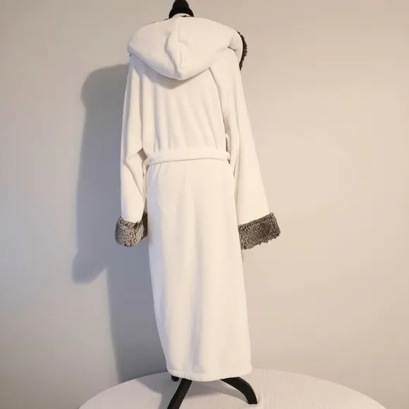 Plush robe with faux fur