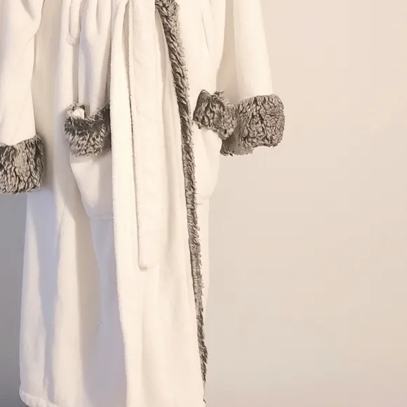 Plush robe with faux fur