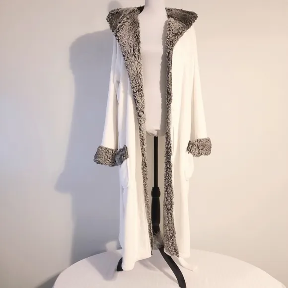 Plush robe with faux fur