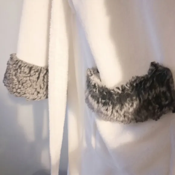 Plush robe with faux fur